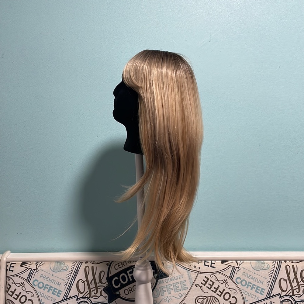 Blonde synthetic wig 22”